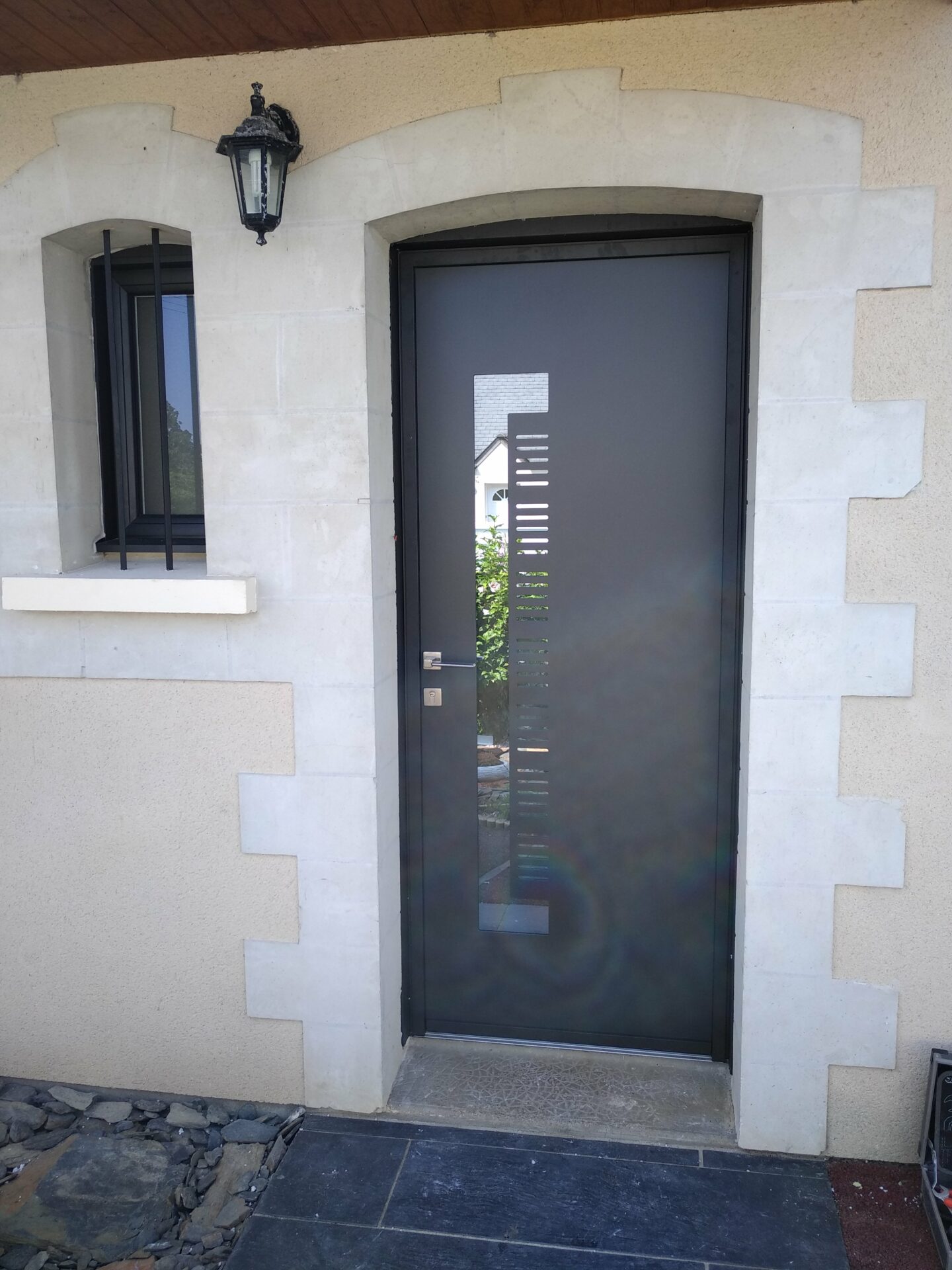 Noyer Menuiseries | Pose de menuiseries extérieures - Porte d'entrée design grise | Saint-Clément-de-la-Place - Beaucouzé - Bécon-les-Granits